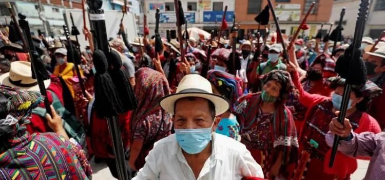 Líderes indígenas marchan pidiendo fin al estado de sitio