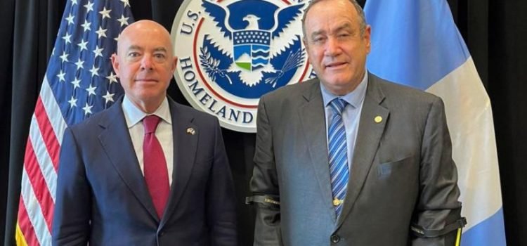 Presidente Giammattei se reunió con secretario del Departamento de Seguridad Nacional de los Estados Unidos, Alejandro Mayorkas