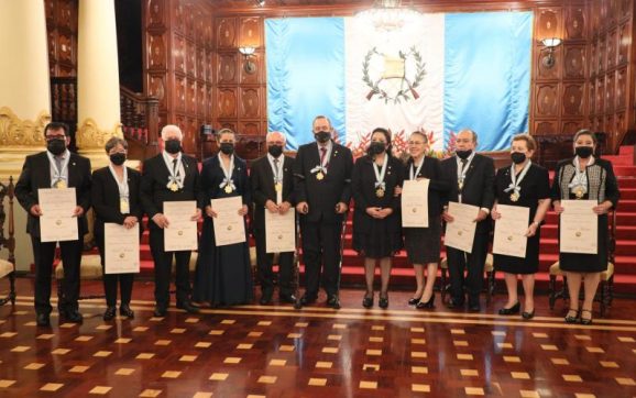 Condecoran a maestros con Orden Nacional Francisco Marroquín