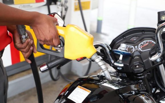 Anuncian baja de los precios de los combustibles