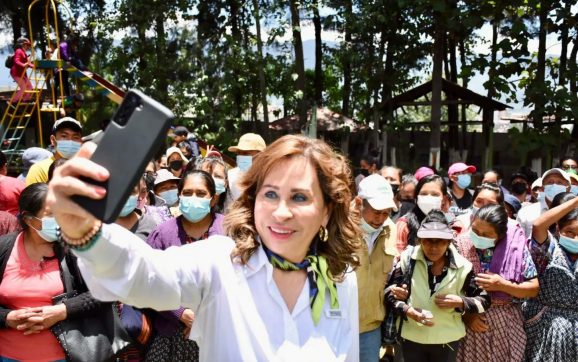 Sandra Torres lleva mensaje de esperanza a militantes de la UNE en Sacatepéquez