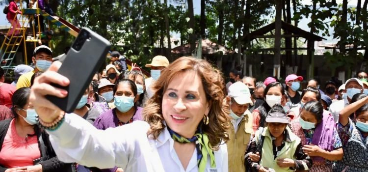 Sandra Torres lleva mensaje de esperanza a militantes de la UNE en Sacatepéquez