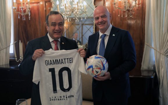 Presidente Giammattei y Presidente de FIFA anuncian proyectos deportivos en beneficio para niños y jóvenes guatemaltecos
