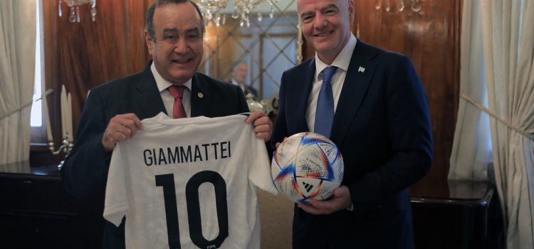 Presidente Giammattei y Presidente de FIFA anuncian proyectos deportivos en beneficio para niños y jóvenes guatemaltecos