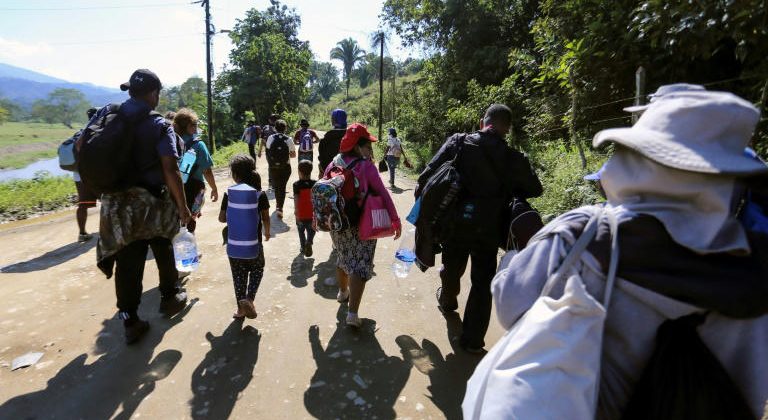 Devuelven a Honduras caravana de 600 migrantes, la mayoría venezolanos