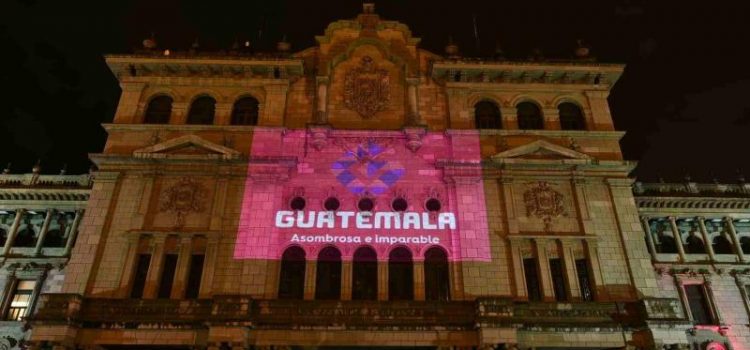 Edificios emblemáticos de Guatemala lucen imagen de Marca País