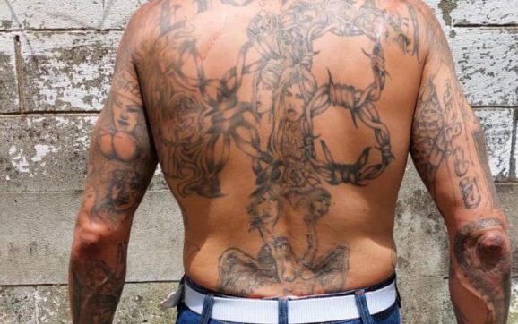 Pandillero salvadoreño expulsado de Guatemala luego de salir de centro carcelario
