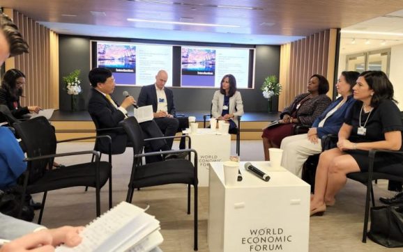Ministro de Economía participa como panelista en el Foro Económico Mundial