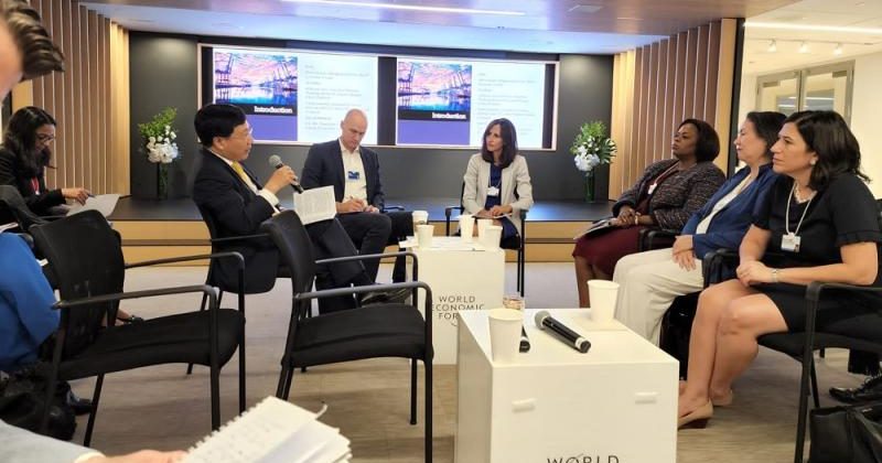 Ministro de Economía participa como panelista en el Foro Económico Mundial