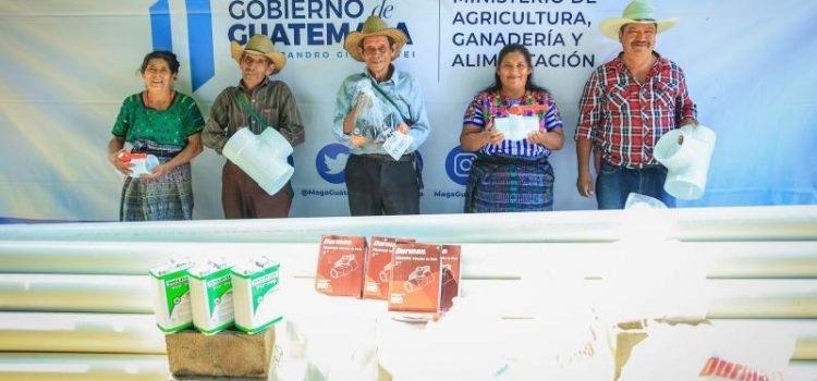 Ministerio de Agricultura entrega materiales para restaurar sistemas artesanales de riego