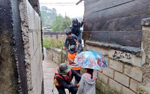 Ejército de Guatemala evacúa familias y cubre emergencias provocadas por depresión tropical “Julia”