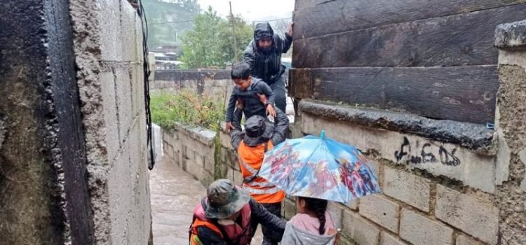 Ejército de Guatemala evacúa familias y cubre emergencias provocadas por depresión tropical “Julia”