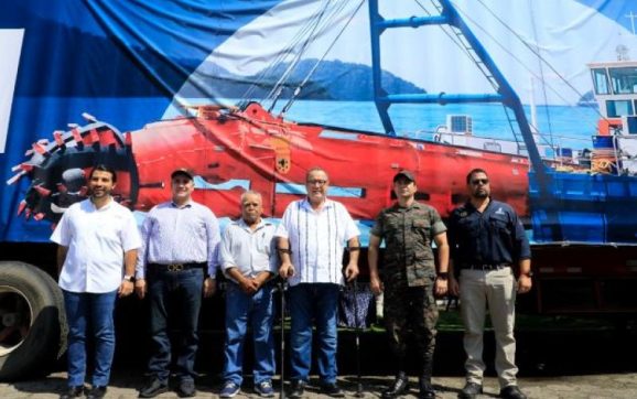 Presidente Dr. Alejandro Giammattei y Mindef entregan draga a Asociación de Pescadores Puerto Iztapa Escuintla