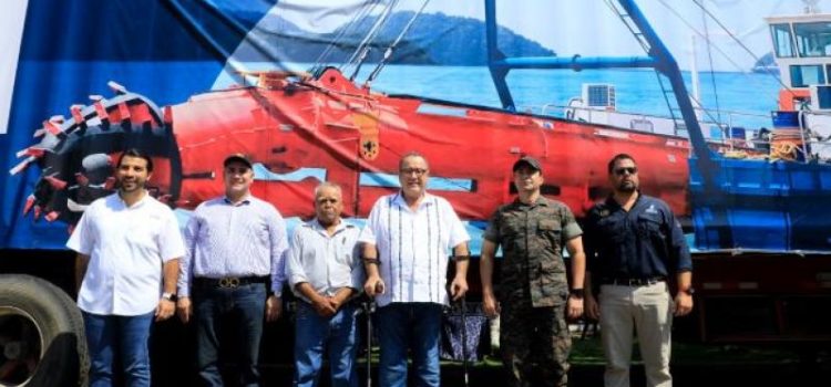 Presidente Dr. Alejandro Giammattei y Mindef entregan draga a Asociación de Pescadores Puerto Iztapa Escuintla