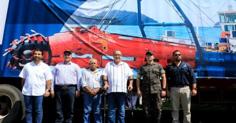 Presidente Dr. Alejandro Giammattei y Mindef entregan draga a Asociación de Pescadores Puerto Iztapa Escuintla