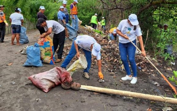 El Ministerio de Ambiente y Recursos Naturales lidera jornada de saneamiento en playa de Tulate