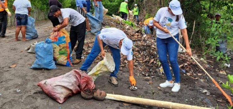 El Ministerio de Ambiente y Recursos Naturales lidera jornada de saneamiento en playa de Tulate