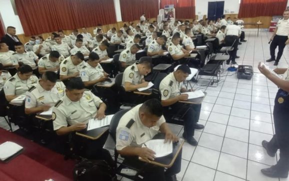 Capacitan a miembros de la Policía Nacional Civil para brindar mejor servicio a la población