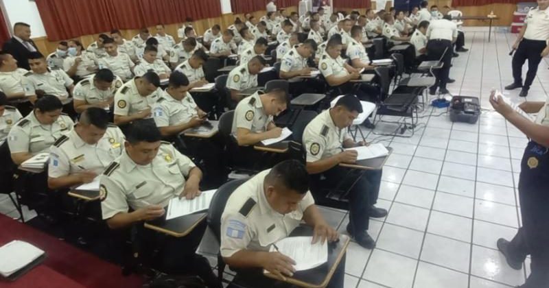 Capacitan a miembros de la Policía Nacional Civil para brindar mejor servicio a la población