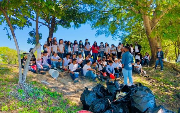 Vecinos de Agua Blanca, Jutiapa realizan jornada de limpieza en reservorio natural