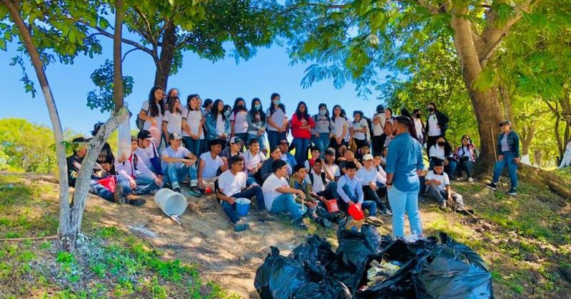 Vecinos de Agua Blanca, Jutiapa realizan jornada de limpieza en reservorio natural