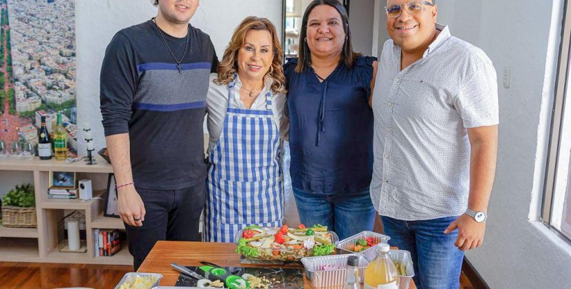 Sandra Torres comparte con amigos la tradición de preparación de Fiambre