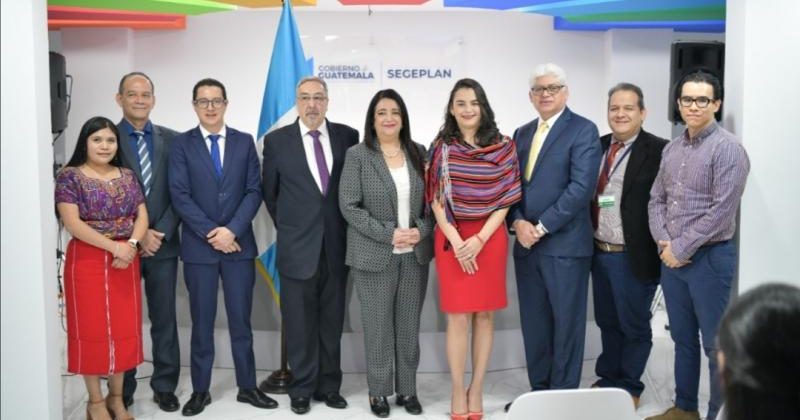 Anuncian oportunidades de estudio en feria virtual