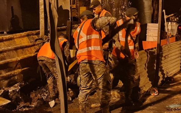 186 soldados contribuyen con tareas de remoción de escombros y reconstrucción de área afectada por incendio en zona 21