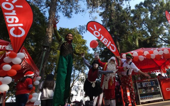 Claro Guatemala festeja la navidad por segunda día con los vecinos de Xela