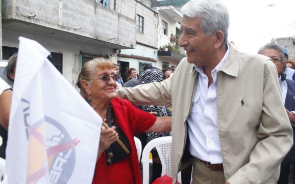 Francisco Arredondo Candidato presidencial del partido CREO se acerca a la ciudadanía de La Verbena