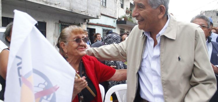 Francisco Arredondo Candidato presidencial del partido CREO se acerca a la ciudadanía de La Verbena