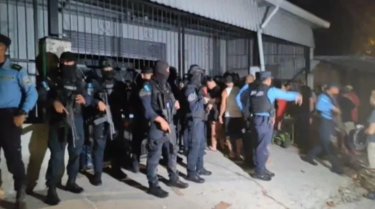 Decretan toque de queda tras masacre en Honduras