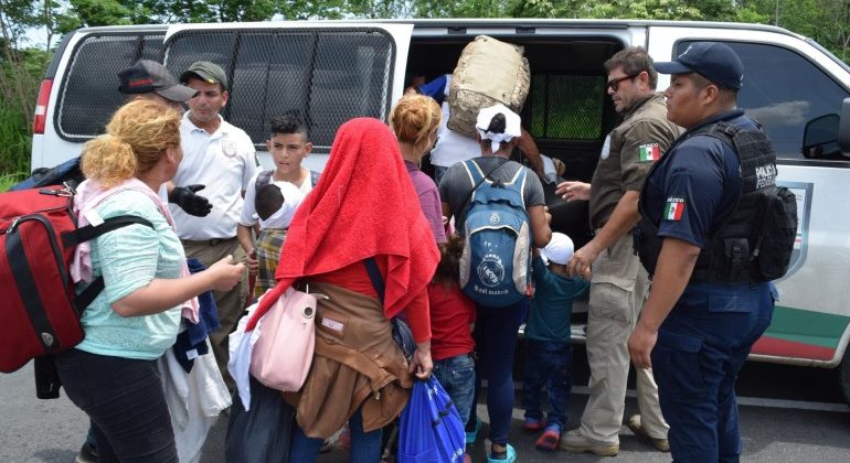 Interceptan 130 migrantes guatemaltecos en México