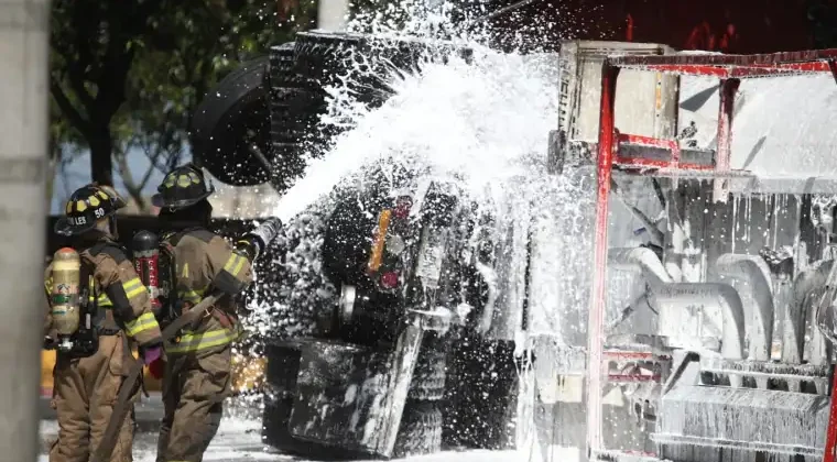 Vuelca cisterna con combustible y complica el tráfico en El Periférico y El Naranjo