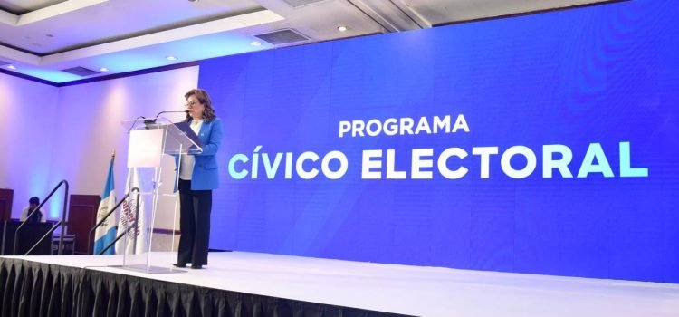 Sandra Torres presenta su plan de gobierno ante representantes de la Cámara de Comercio