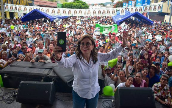 Sandra Torres es recibida con entusiasmo por miles de seguidores en el nororiente de Guatemala.