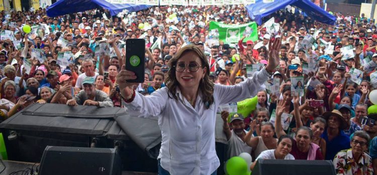 Sandra Torres es recibida con entusiasmo por miles de seguidores en el nororiente de Guatemala.