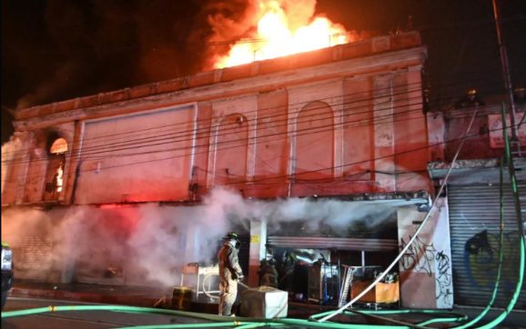 Fuerte incendio consume varios locales del Centro Histórico