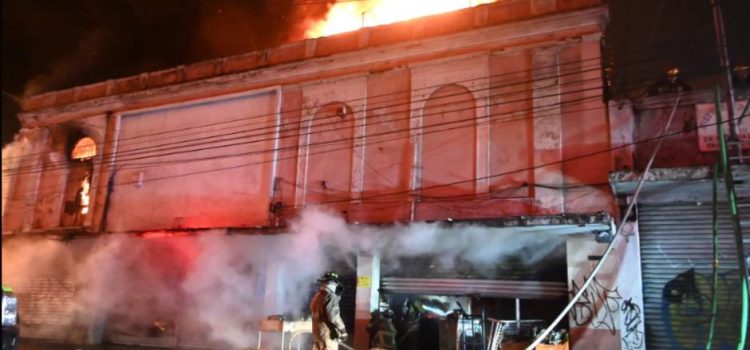 Fuerte incendio consume varios locales del Centro Histórico