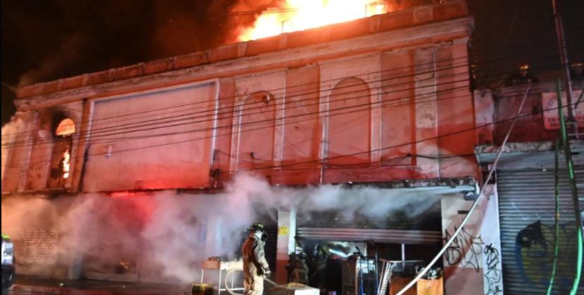 Fuerte incendio consume varios locales del Centro Histórico