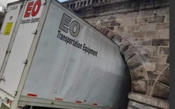 Tráiler queda atorado al pasar en puente de la Penitenciaría