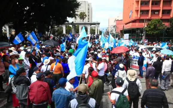 Marchas exigen renuncia de Consuelo Porras en la capital.