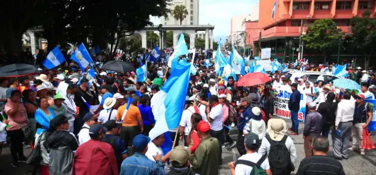 Marchas exigen renuncia de Consuelo Porras en la capital.