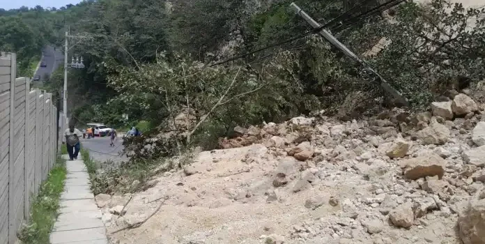Derrumbe en Villa Nueva bloquea paso hacia Monte María