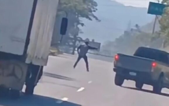 Así fue la intensa balacera que dejó un fallecido en la ruta al Pacífico (video)