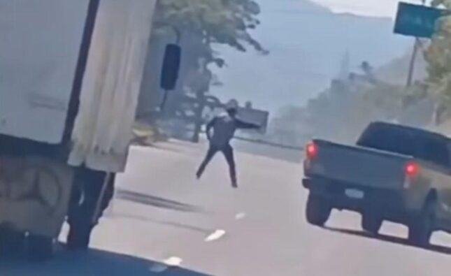 Así fue la intensa balacera que dejó un fallecido en la ruta al Pacífico (video)