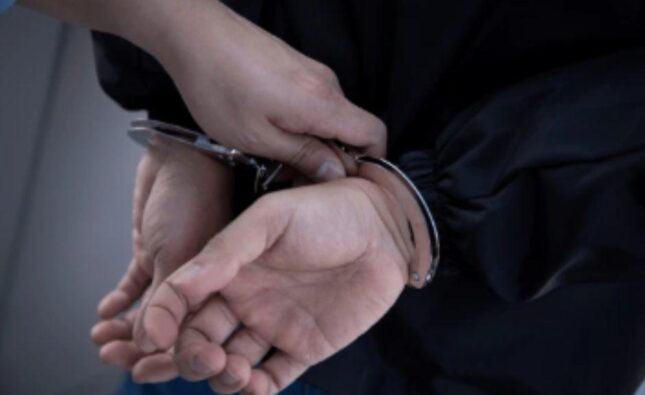 Sorprenden a presuntos saqueadores de vehículos en Antigua Guatemala