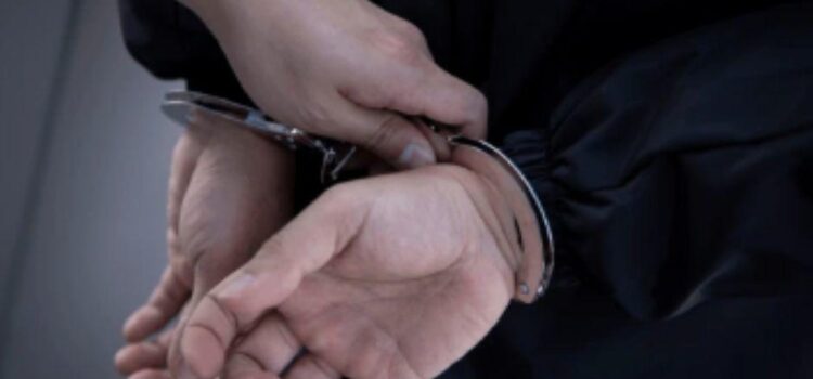 Sorprenden a presuntos saqueadores de vehículos en Antigua Guatemala