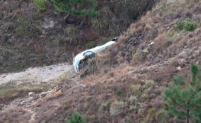 Hombre fallece luego que su vehículo cayera en un barranco