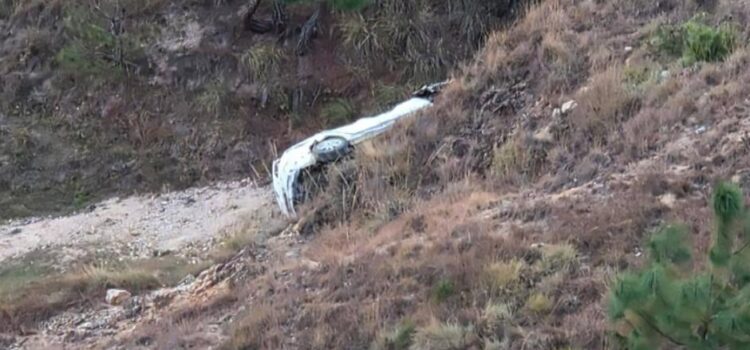 Hombre fallece luego que su vehículo cayera en un barranco